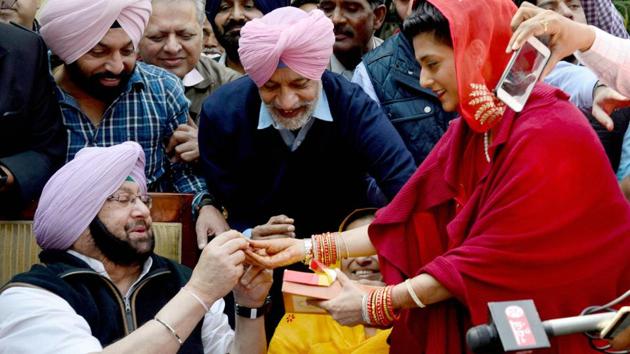 PPCC President Capt Amarinder Singh celebrating with his relatives after election results in Chandigarh. (PTI) PPCC President Capt Amarinder Singh celebrating with his relatives after election results in Chandigarh. (PTI)