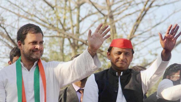 File photo of Akhilesh Yadav and Rahul Gandhi during an election campaign in Allahabad .(PTI)