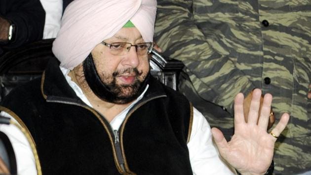 Punjab Congress chief Capt Amarinder Singh talking to media persons at his residence in Patiala on Sunday.(Bharat Bhushan/HT Photo)