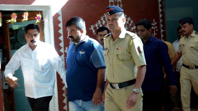 Policemen with one of the eight accused at the court in Vashi on Saturday.(Bachchan Kumar)