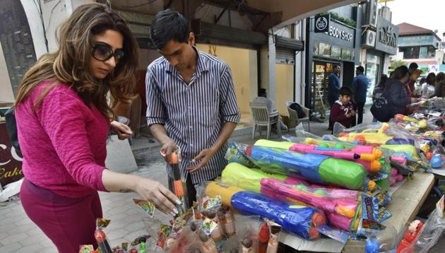 Residents shop for Holi at Gurgaon’s Galleria market on Sunday. (Saneev Verma/HT PHOTO) Residents shop for Holi at Gurgaon’s Galleria market on Sunday. (Saneev Verma/HT PHOTO)