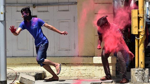 If it’s Holi, it’s a picture-perfect moment. (Anshuman Poyrekar/HT Photo) 