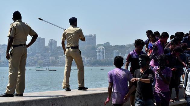 Policemen on duty for Holi at Marine Drive. (Anshuman Poyrekar/HT Photo) 