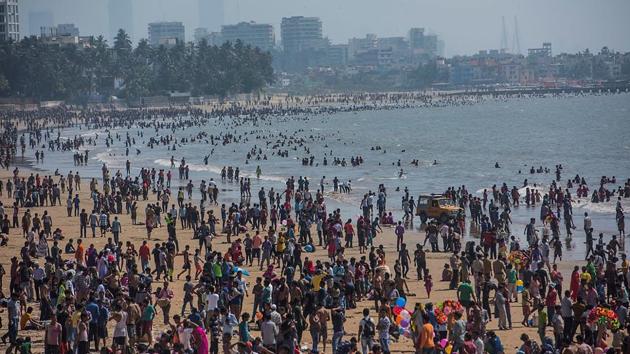 A crowd at Juhu. (Satish Bate/HT Photo) 