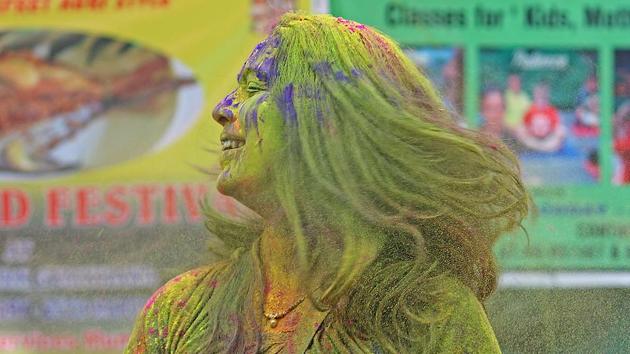 This woman is going green, but certainly not with envy, at Shivaji Park. (Satyabrata Tripathy/HT Photo) 