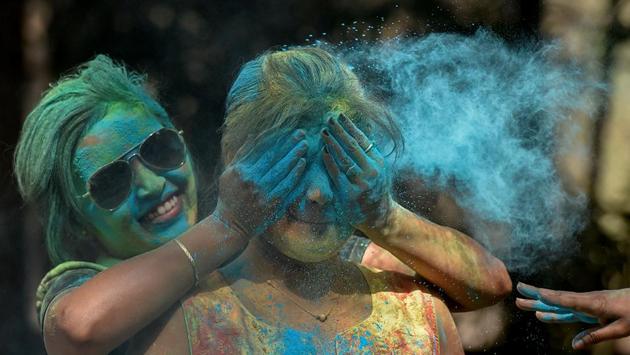 A Mumbaiite applies coloured powder on her friend at Shivaji Park. (Kunal Patil/HT Photo) 