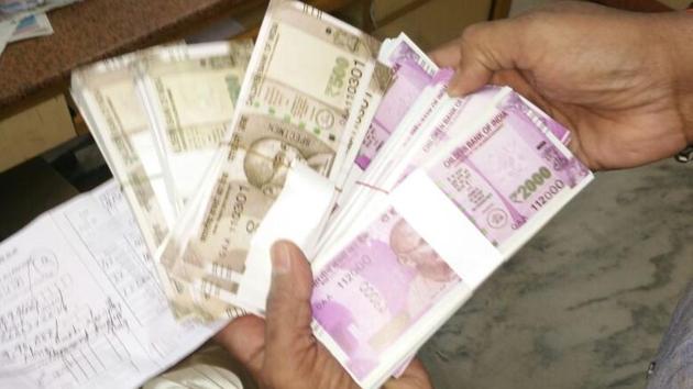 Yousuf Shaik from Moula-Ali area, was caught by Allahabad Bank staff while allegedly trying to deposit fake currency in denominations of Rs 2,000 and Rs 500.(HT Photo) Yousuf Shaik from Moula-Ali area, was caught by Allahabad Bank staff while allegedly trying to deposit fake currency in denominations of Rs 2,000 and Rs 500.(HT Photo)