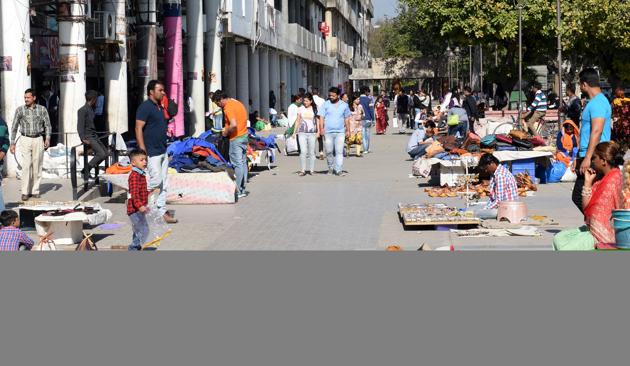 Vendors at the Sec-17 plaza in Chandigarh. More than 200 vendors sell their wares at the Plaza on weekends.(HT Photo) Vendors at the Sec-17 plaza in Chandigarh. More than 200 vendors sell their wares at the Plaza on weekends.(HT Photo)