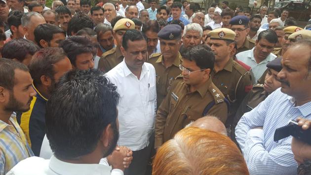 Police discuss with agitated people in Sekhpura village of Haryana’s Hisar district. (HT Photo) Police discuss with agitated people in Sekhpura village of Haryana’s Hisar district. (HT Photo)