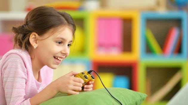 Kids who consistently spend three or more hours watching TV, using computers and smartphones, are at high risk of developing diabetes.(Shutterstock)