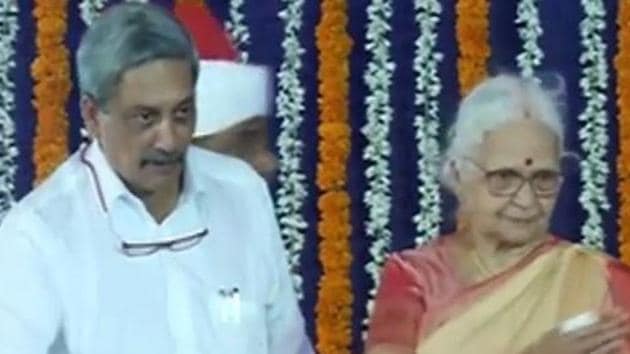 Manohar Parrikar with Goa governor Mridula Sinha after the swearing in ceremony in Panaji. Parrikar is Goa’s new CM.(ANI)