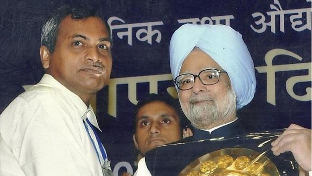 IIT-Kharagpur professor Sirshendu De (left), seen here with former Prime Minister Manmohan Singh, has developed a low-cost activated laterite-based arsenic filter.(Sirshendu De)