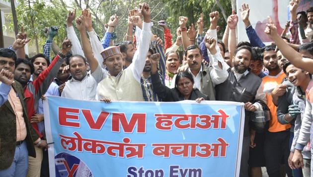 The protesters alleged that there were several irregularities in EVMs that led to the Bharatiya Janata Party (BJP) gaining the majority of seats in the UP assembly elections.(Sakib Ali/HT)