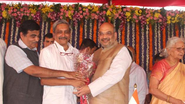 BJP President Amit Shah (Right) greeting newly sworn- in Goa CM Manohar Parrikar, Tuesday, March 14, 2017. Also seen in the picture are (L to R) Union minister Nitin Gadkari and Governor Mridula Sinha.(HT Photo)