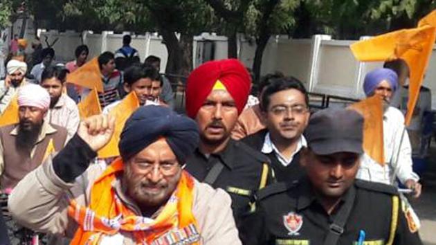 SAD BJP candidate JJ Singh (Retd) campaigns in Patiala, January 23, 2017(Hindustan Times)