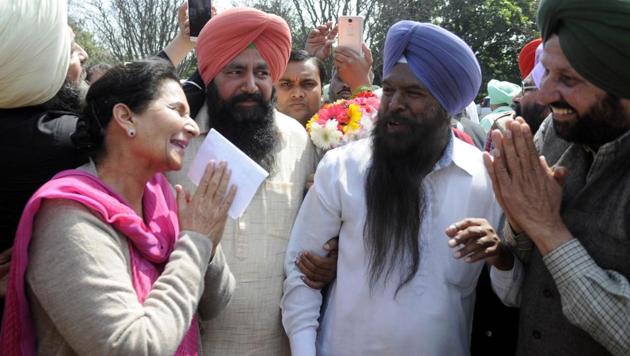 Preneet Kaur, wife of PPCC president Capt Amarinder Singh, being greeted by party workers at the New Moti Bagh Palace in Patiala on Sunday; and (right) SAD candidate Gen JJ Singh (retd) leaving the counting centre alone in Patiala on Saturday.(Bharat Bhushan/HT)