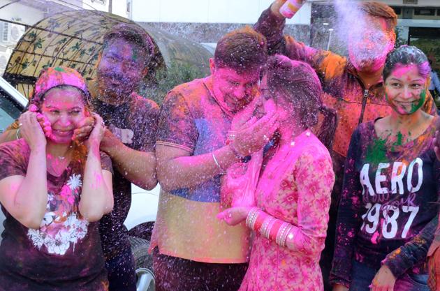 People smear colour on each other to celebrate Holi .(HT File Photo / For representational purpose only)