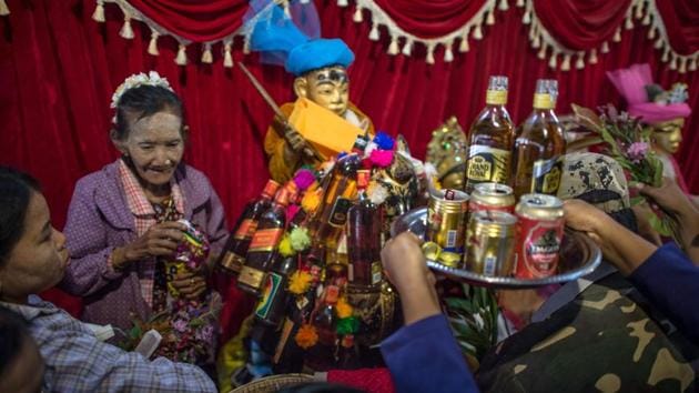 https://images.hindustantimes.com/rf/image_size_630x354/HT/p2/2017/03/14/Pictures/myanmar-religion-festival_0cc7cef6-089d-11e7-ba13-f6aef3964879.jpg