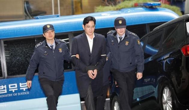 The head of South Korea’s Samsung Group, Jay Y. Lee, may be languishing in a jail cell but he is allowed plenty of visitors, which may allow him to play a key role in corporate decisions even if he isn’t running the conglomerate like he did before.(Reuters)