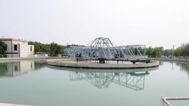 The Huda will also shut the Basai water treatment plant for 24 hours so that the master pipelines can be shifted at Hero Honda Chowk and Rajiv Chowk on Delhi-Gurgaon Expressway.(HT Photo)