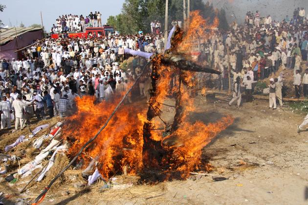Jat protesters burning an effigy of CM Manohar Lal Khattar in Rohtak’s Jassia village on Sunday.(Manoj Dhaka/HT) Jat protesters burning an effigy of CM Manohar Lal Khattar in Rohtak’s Jassia village on Sunday.(Manoj Dhaka/HT)