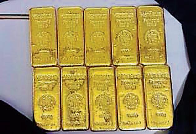 Customs officials at Delhi’s Indira Gandhi International Airport (IGIA) have seized 10 kg gold from two passengers, who had concealed the gold bars in a specially designed belt they wore inside their trousers. Customs officials at Delhi’s Indira Gandhi International Airport (IGIA) have seized 10 kg gold from two passengers, who had concealed the gold bars in a specially designed belt they wore inside their trousers.
