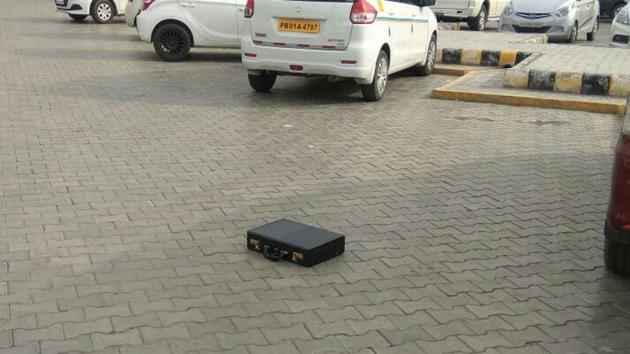 The abandoned suitcase in the parking lot of the Amritsar airport on Wednesday.(HT Photo)