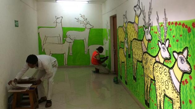 The walls of Mandoli prison have been given a tribal touch with Madhubani artwork. The walls of Mandoli prison have been given a tribal touch with Madhubani artwork.