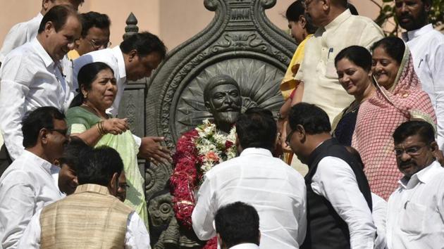 Politicians garland a statue of Chhatrapati Shivjai before the commencement of the assembly session on Wednesday.(Hindustan Times/KP)