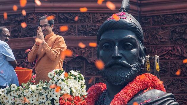 ORANGE GLOW: Shiv Sena chief Uddhav Thackeray pays a floral tribute to the king. (Satish Bate/HT Photo)