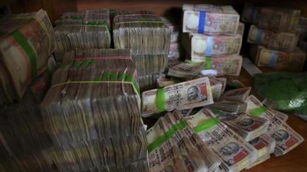 Demonetised notes of Rs 1,000 at a bank in Bengaluru. The Income Tax department busted a racket in Hyderabad operated by traders.(AP File Photo)
