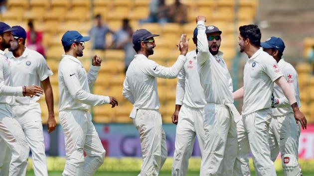 Tempers flared during the second Test between India and Australia at Bangalore following the DRS controversy involving Steve Smith. On Wednesday, the Aussie skipper once again rubbished Virat Kohli’s claims that he took help from the dressing room.(PTI)