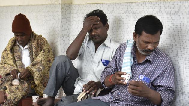 J Muthukrishnan’s father (centre) mourns after hearing the news of his son’s death, in Munirka Vihar, New Delhi.(Sushil Kumar/HT Photo)