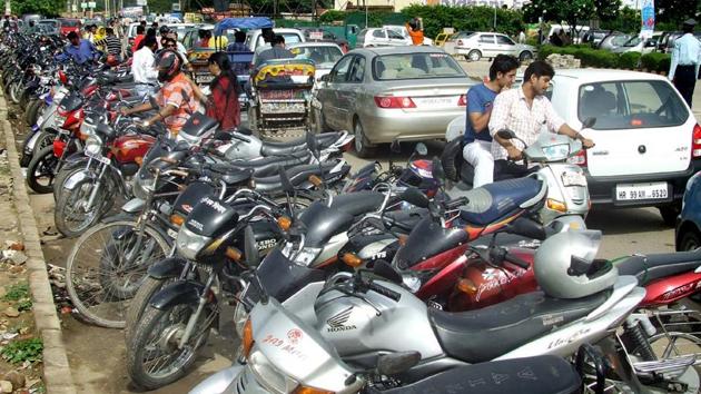 Parking spaces are at a premium in Gurgaon.(Parveen Kumar/HT PHOTO)