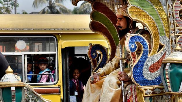 VANTAGE POINT: Schoolchildren are more than happy to see the preparations. (Arijit Sen/HT Photo)