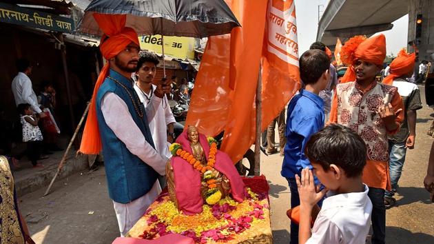 BOWING DOWN: A procession at Ghatkopar West. (Arijit Sen/HT Photo)