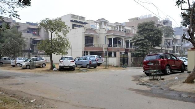 Sector 57 residents say the authorities are turning a blind eye to the burgeoning illegal slums in the area. (HT FILE PHOTO) Sector 57 residents say the authorities are turning a blind eye to the burgeoning illegal slums in the area. (HT FILE PHOTO)