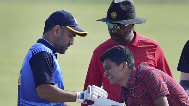 Jharkhand cricket team captain MS Dhoni obliges a young fan during the Vijay Hazare trophy quarterfinal match against Viharbha cricket team in New Delhi on Wednesday.(PTI)