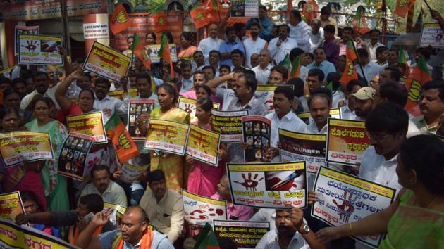 BJP workers take out a protest in Bengaluru on Thursday condemning the murder of a party councillor, Srinivas Prasad.(HT Photo)