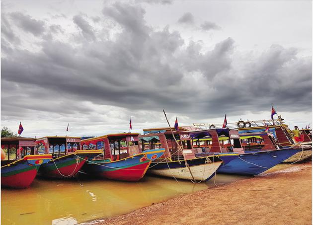 The boats that take you to the floating village in Siem Reap (Rick Roy) The boats that take you to the floating village in Siem Reap (Rick Roy)