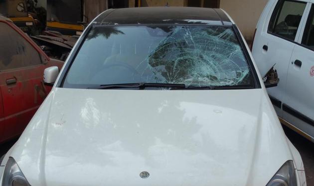 According to the Santacruz police, the accident occurred around 5am on Juhu Tara road, when 27-year-old Imran Bhatkar was heading to Santacruz (West). (HT) According to the Santacruz police, the accident occurred around 5am on Juhu Tara road, when 27-year-old Imran Bhatkar was heading to Santacruz (West). (HT)