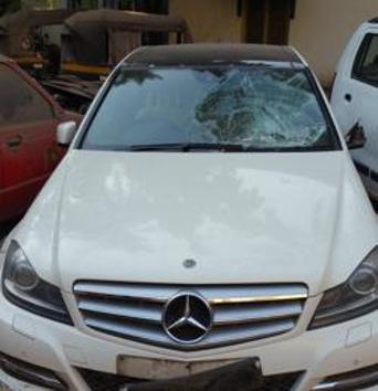 The Mercedes Benz involved in the accident at Santacruz. (Ht photo) The Mercedes Benz involved in the accident at Santacruz. (Ht photo)