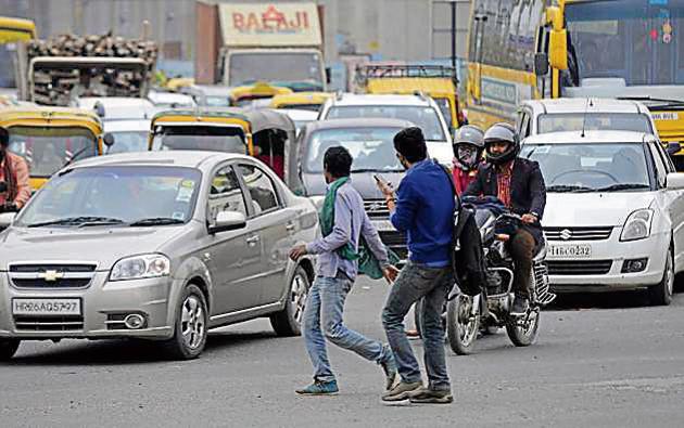 The Noida authority has asked for a survey across the city to judge the points where FOBs are required.(Sunil Ghosh/HT Photo)