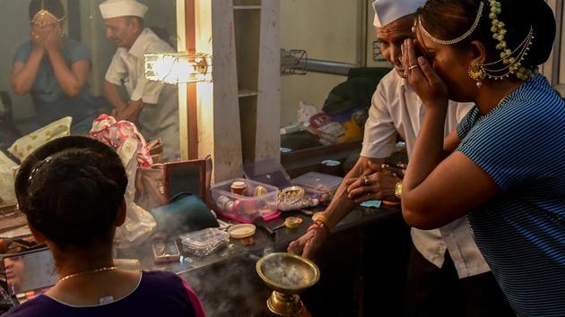 A little ritual before the show... (Kunal Patil/HT Photo) 