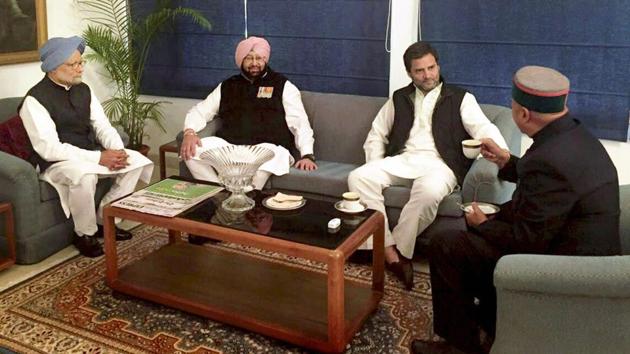 Congress Vice-President Rahul Gandhi, Punjab Chief Minister Capt Amarinder Singh, former PM Manmohan Singh and Congress leadrer Virbhadra Singh during a meeting before Swearing-In Ceremony of Punjab Chief Minister. (PTI) 