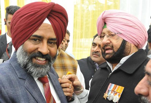 Capt Amarinder Singh with Congress MLA and former national hockey captain Pargat Singh at Punjab Raj Bhawan in Chandigarh on Thursday. (Keshav Singh/HT) 