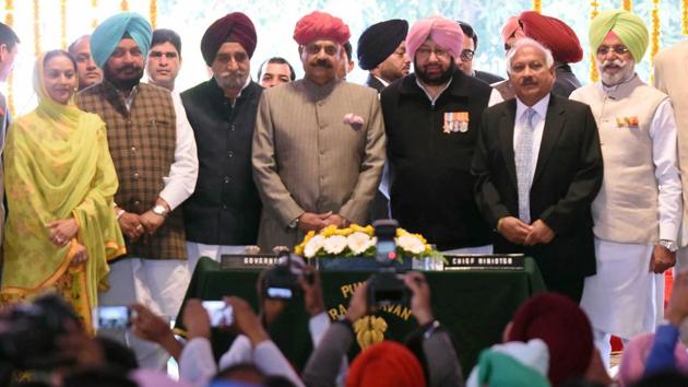 (L-R) Charanjit Singh Channi, Aruna Chaudhary, Sadhu Singh Dharamsot, Tript Rajinder Singh Bajwa, Punjab Governor VP Singh Badnore, Capt Amarinder Singh, Brahm Mohindra, Rana Gurjit Singh, Manpreet Singh Badal, Navjot Singh Sidhu and Razia Sultana pose for a group photograph after the oath ceremony at Punjab Raj Bhawan. (Sanjeev Sharma/HT Photo) 