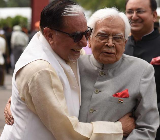 Media magnate and Rajya Sabha member Subash Chandra with former Congress leader Natwar Singh at Amarinder’s swearing-in as Punjab CM in Chandigarh on Thursday. (Sanjeev Sharma/HT) 