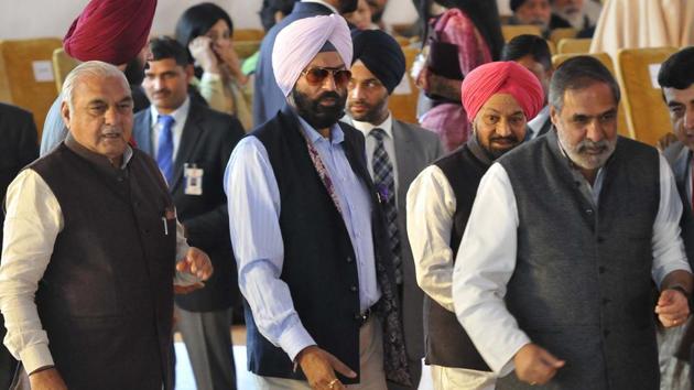 Congress leaders (from right) Anand Sharma, Rana Gurmeet Singh Sodhi and former Haryana CM Bhupinder Singh Hooda during the oath ceremony of Capt Amarinder Singh as Punjab CM in Chandigarh on Thursday. Behind Anand Sharma is Samajwadi Party leader Balwant Singh Ramoowalia, who was earlier with the Shiromani Akali Dal. (Keshav Singh/HT) 