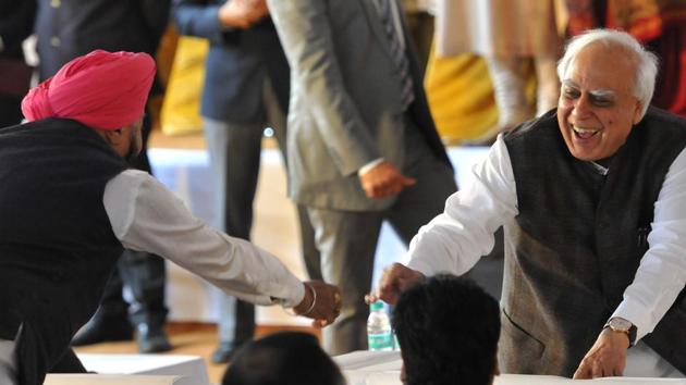 Former union minister Kapil Sibal during Capt. Amarinder Singh’s oath ceremony.  (Keshav Singh/HT Photo) 